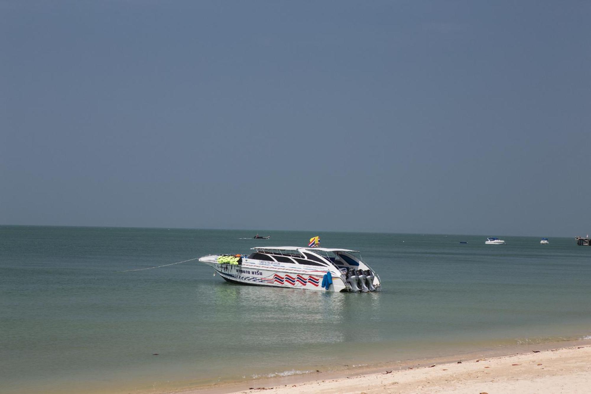 Blue Bay Resort - Access To Pool And Beach-Phuket & Krabi Ko Yao Dış mekan fotoğraf A boat on the beach