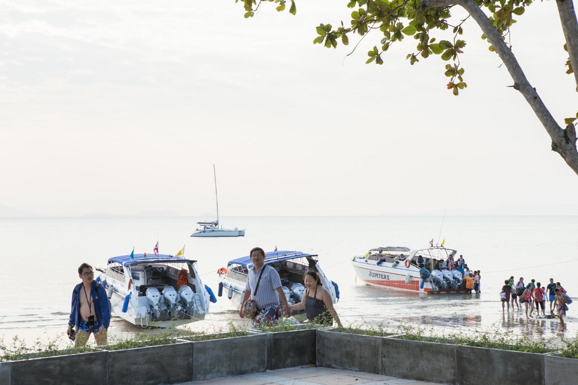 Blue Bay Resort - Access To Pool And Beach-Phuket & Krabi Ko Yao Dış mekan fotoğraf Tourists disembarking from a boat at Pattaya Beach