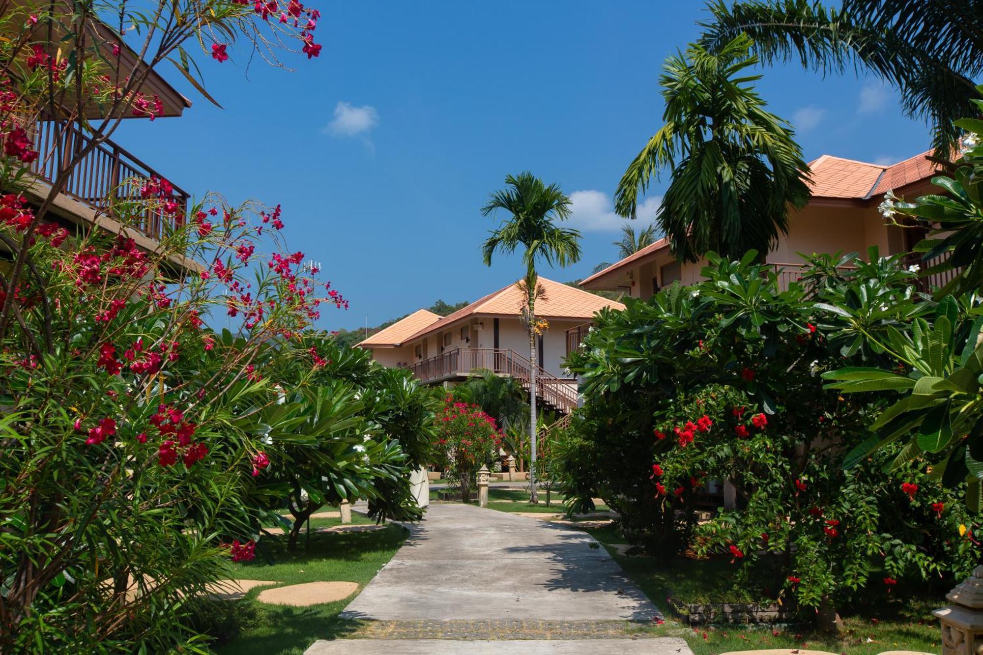 Blue Bay Resort - Access To Pool And Beach-Phuket & Krabi Ko Yao Dış mekan fotoğraf The resort's main walkway