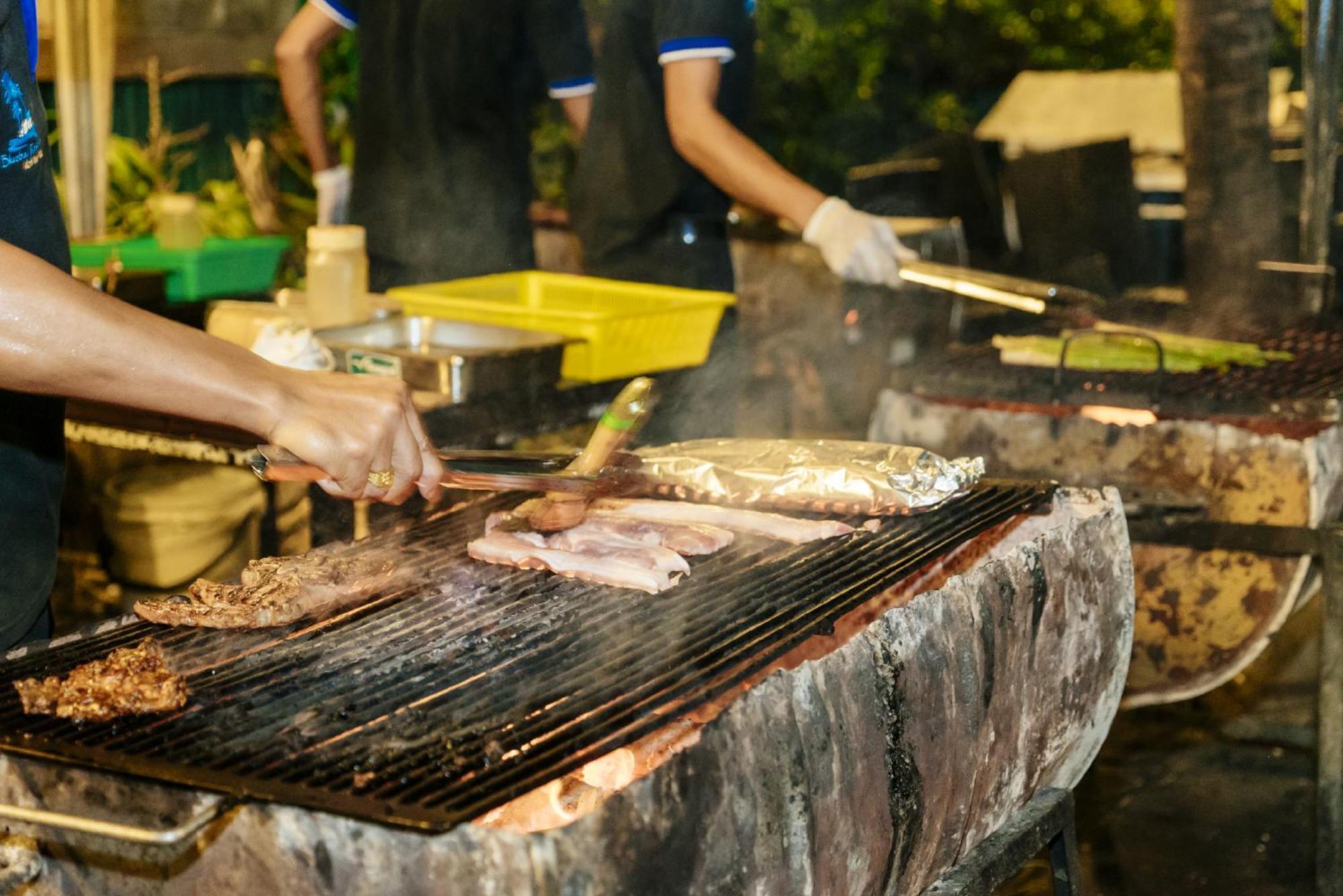 Blue Bay Resort - Access To Pool And Beach-Phuket & Krabi Ko Yao Dış mekan fotoğraf Cooking with a flattop grill